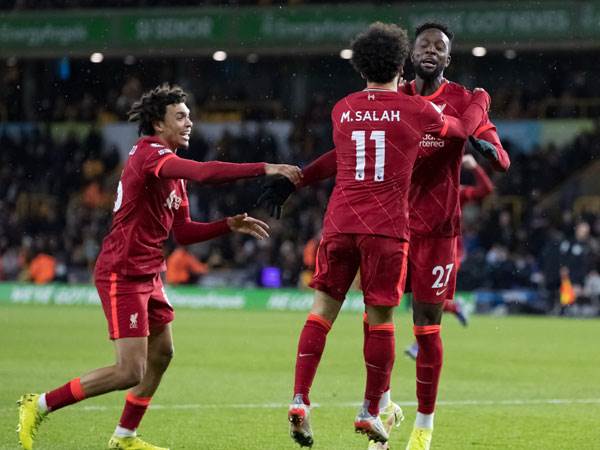 גיבור היום. מוחמד סלאח וטרנט אלכסנדר ארנולד חוגגים עם דיבוק אוריגי (Getty)