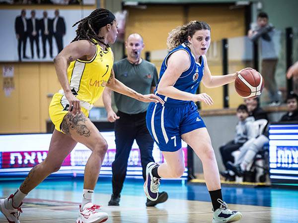 גילי אייזנר וג`ני סימס, (עודד קרני, באדיבות מנהלת ליגת העל לנשים בכדורסל )