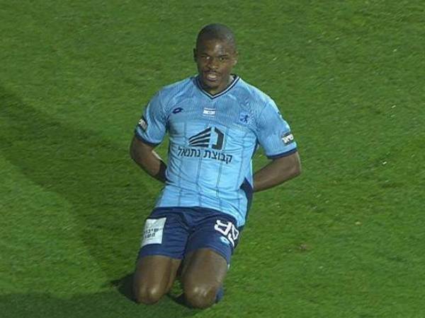 מנזינגה חוגג שער אדיר