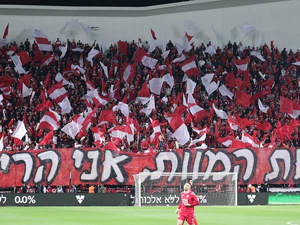 "מקווה שהקהל יבוא ויתמוך בנו". אוהדי הפועל בדרבי (צילום: דני מרון)