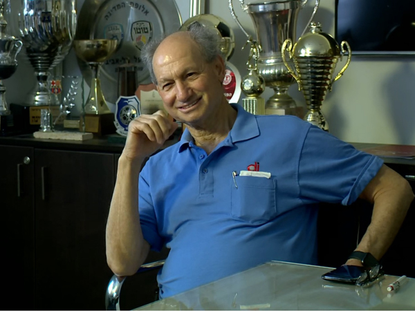 מאיר תושב. לקח צעד אחורה