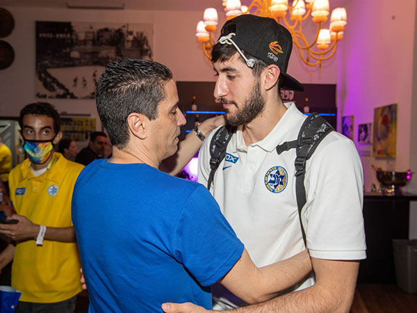 ספרופולוס עם זוסמן. המאמן רואה בו כשלוחה שלו על המגרש (אלן שיבר)