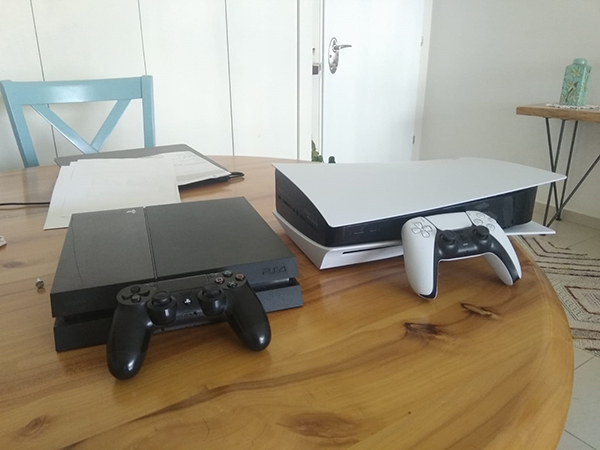 הגברת השמנה: ה-PS5 ליד ה-PS4