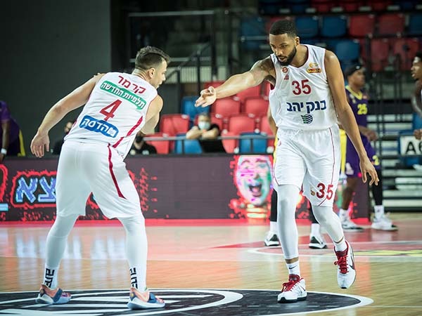 החבורה מהבירה חגגה מהפך והרגישה שהניצחון אצלה בכיס (עודד קרני)