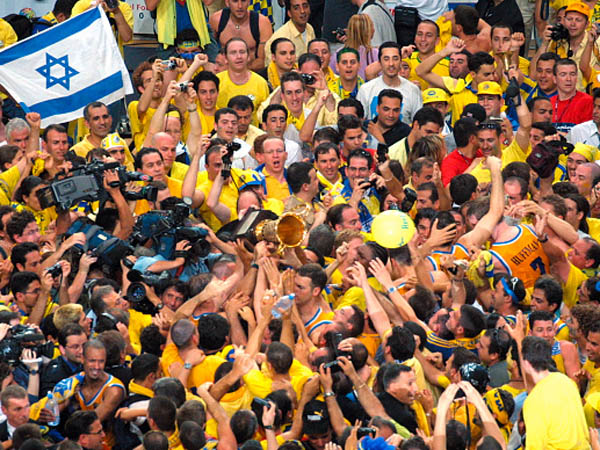 "גאה על החוויה שלנו". מכבי חוגגת גביע (getty)