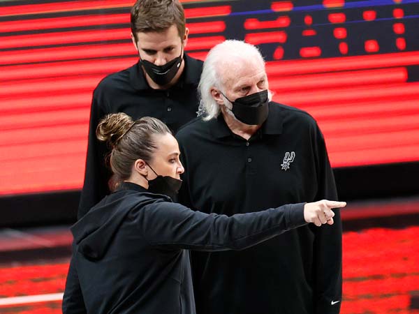 האמון עם פופוביץ'. "יכולה לאמן ב-NBA. נקודה" (Getty)
