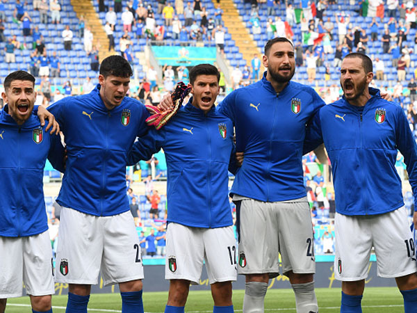 שרים במגרש ומחוץ לו. שחקני איטליה (getty)