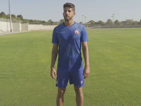 מדגמן את המדים החדשים