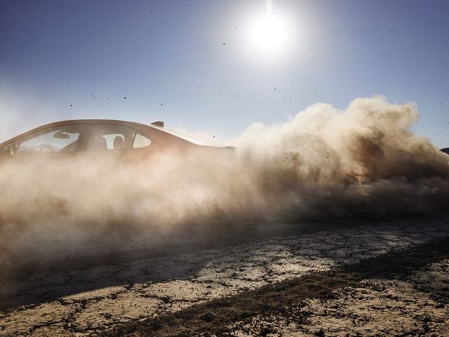 ענני אבק נסחפים אחרי האימפרזה WRX החדשה