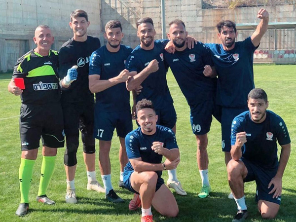 עמי גניש במדי השופט. בסכנין התפנו לעבוד על גיבוש