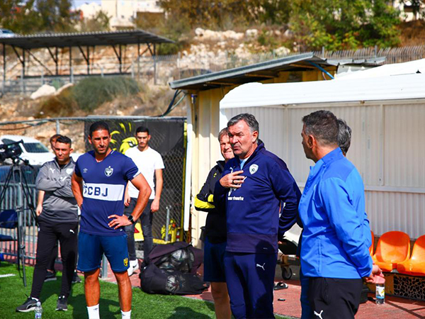 רוטנשטיינר מבקר באימון (האתר הרשמי של בית"ר ירושלים)