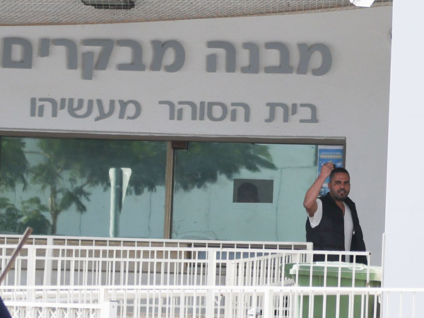 אסולין בכניסה לבית הסוהר מעשיהו (דני מרון)