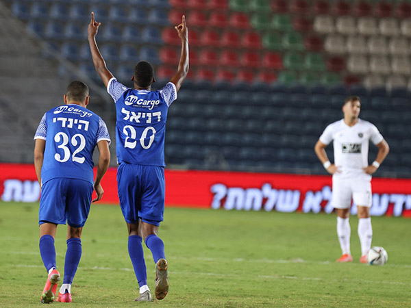 נשאר בפתח תקווה. שלו דניאל חוגג (דני מרון)