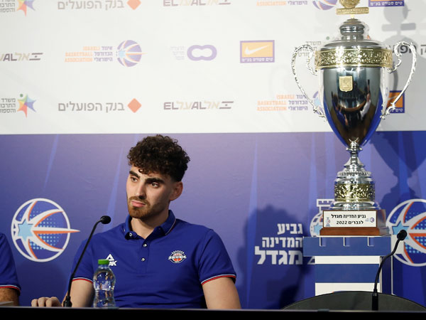 יאיר קרביץ והגביע. מי יניף? (אלן שיבר)
