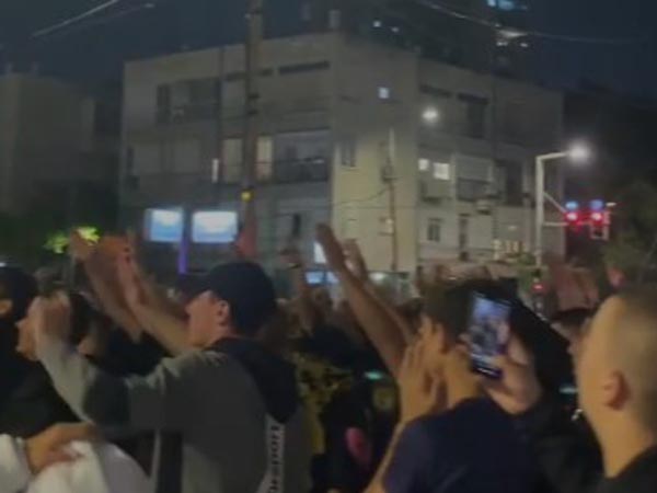 אוהדי בית"ר בהפגנה נגד חוגג