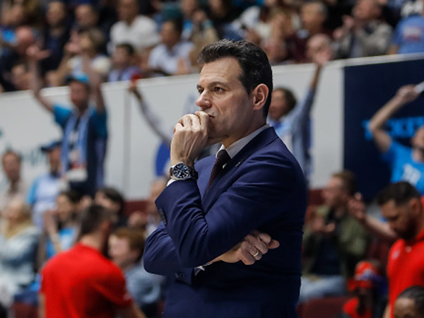 בוחן את המצב בעניין. איטודיס (getty)