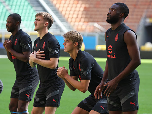 שחקני מילאן מתחממים. העונה בפתח (Milan/AC Milan via Getty Images)