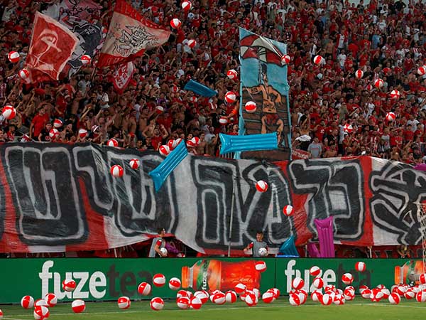 במועדון האדום יערערו (אלן שיבר)