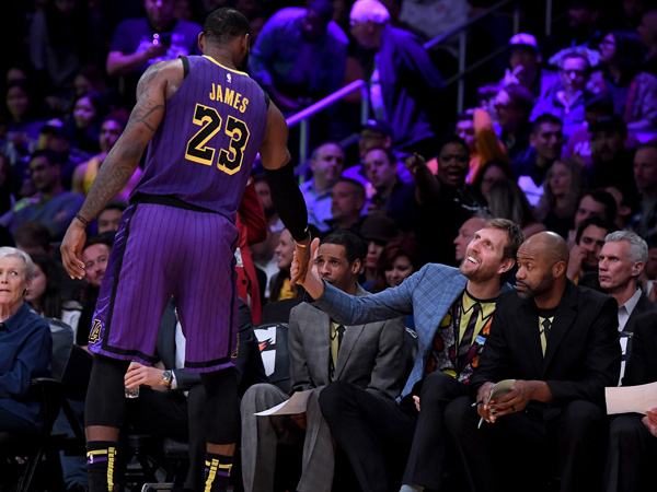 גם ממנו הוא למד. לברון עם נוביצקי (Photo by Harry How/Getty Images)