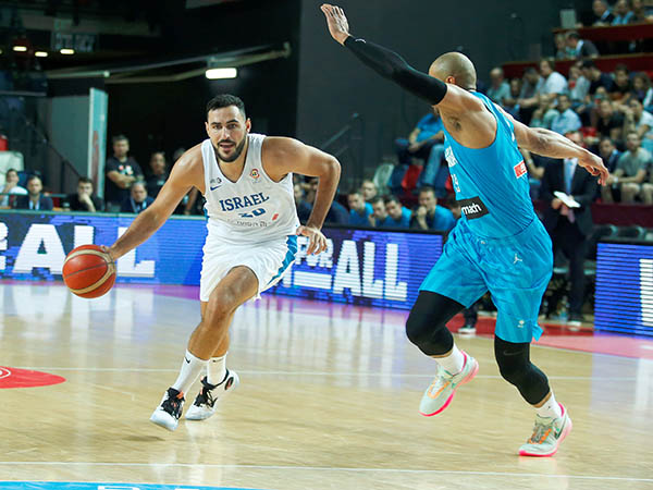 הנבחרת נלחמה על הפרקט (אלן שיבר)