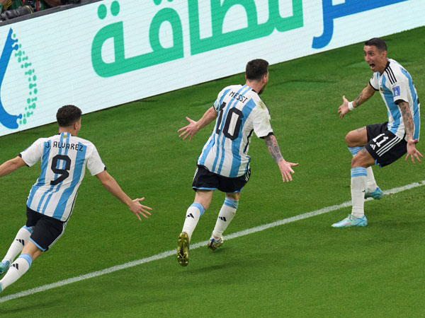 מסי, אלבארס ודי מריה. שני הראשונים בתמונת ההרכב (Meng Dingbo/Xinhua via Getty Images)