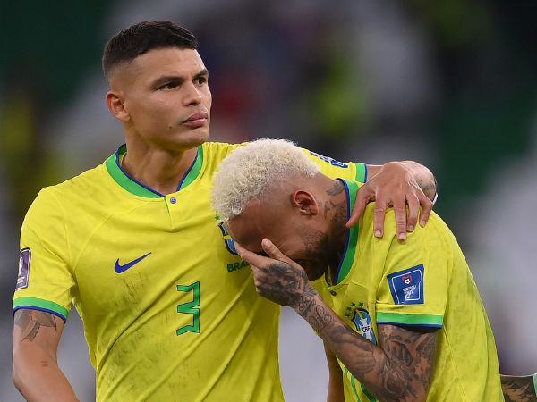 טיאגו סילבה מנחם את ניימאר. לא קל (Laurence Griffiths/Getty Images)