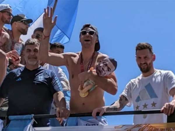 מרטינס והבובה עם פרצופו של אמבפה