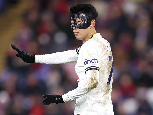 הכדורגלן במסכה (Warren Little/Getty Images)