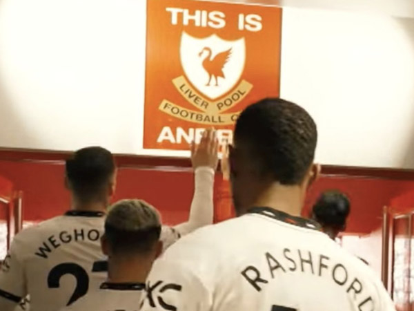 התיעוד: ווחהורסט נוגע בשלט (טוויטר)