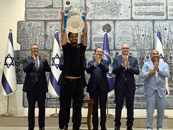 קריאף מניף את הגביע (צילום: חיים צח, לע"מ)