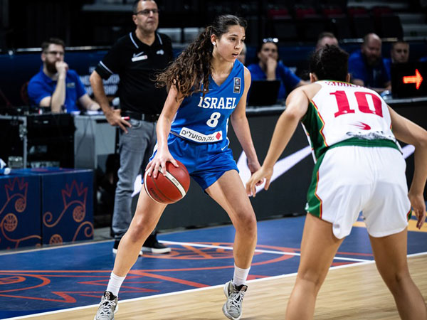 הילה קארש אחרי כדור (קרדיט: FIBA)