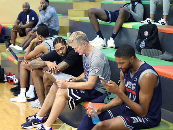 סטיב קר. פתרון יצירתי (Brian Choi/NBAE via Getty Images)