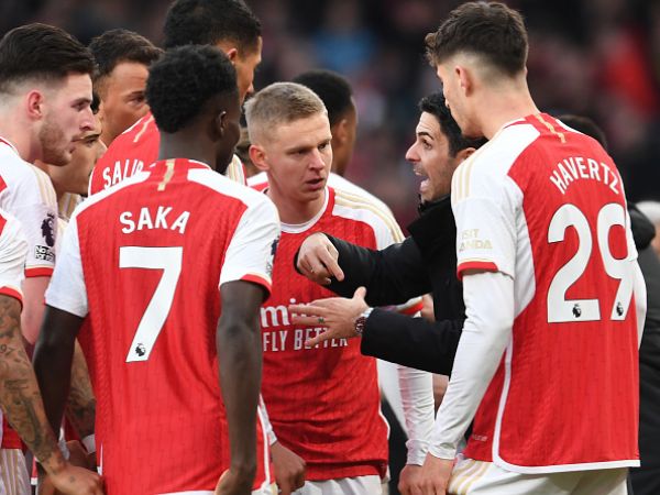 ארטטה ושחקני ארסנל. ינסו לנצח בחוץ (Getty)