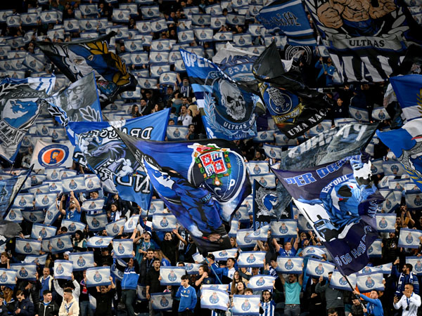 אוהדי פורטו דאגו לתפאורה בדרגאו (Michael Regan/Getty Images)