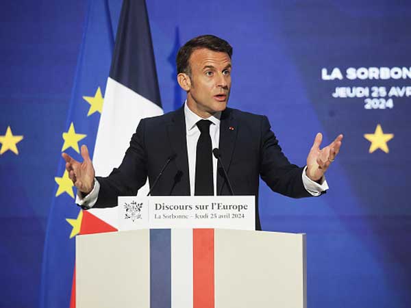 עמנואל מקרון דרוך (CHRISTOPHE PETIT TESSON/POOL/AFP via Getty Images)