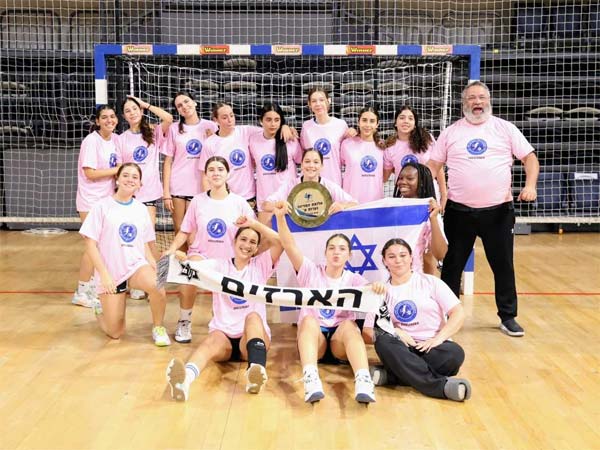 קבוצת הנערות של הארזים, שזכתה בדאבל (באדיבות הדר ואן קולא, איגוד הכדוריד)