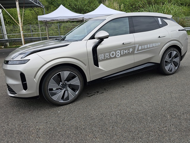 לינק & קו 08 - קרוסאובר פלאג-אין עם יכולת נסיעה חשמלית של 120 ק"מ