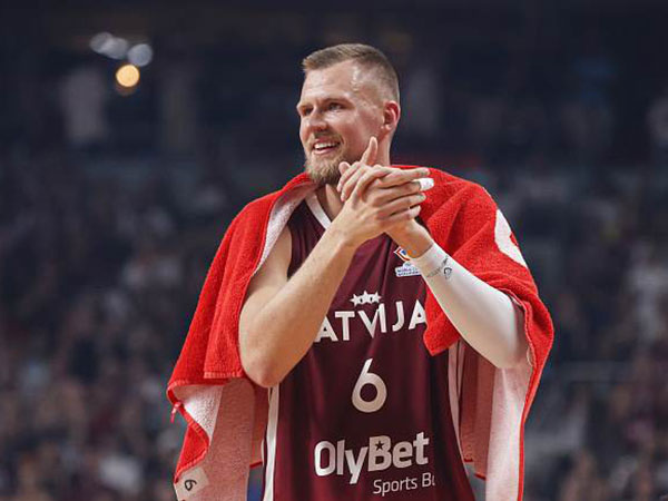 פורזינגיס יוביל את לטביה (GETTY)