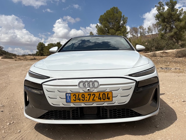 שני מנועים חשמליים, עם הנעה אחורית, עד 326 או 380 כ“ס במצבי Boost