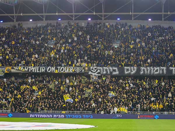 עם יציע עמוס בבית“רים (צילום: קובי אליהו)