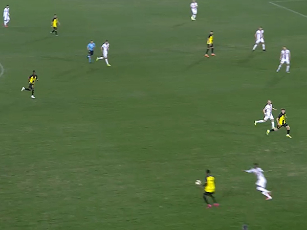 יונה נע לשטח באגף הימני בזמן שמוזי יורד נמוך