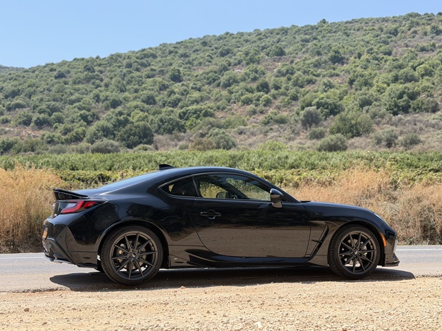 עוד 15 אלף שקל ויש לכם חבילת STI למראה ספורטיבי עוד יותר