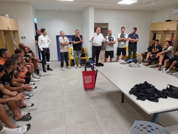 “תנסו לנטרל הכל“. השיחה של נבעה עם השחקנים (צילום: אלי סבתי)