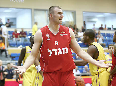 "הגבוהים שלנו יודעים לרוץ". פראחוסקי (אלן שיבר)