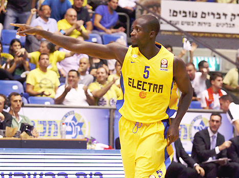 מחכה לפנאתינייקוס. שון ג'יימס (אלן שיבר). צפו בניצחון הדחוק על בני הרצליה