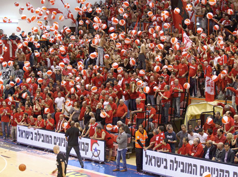 דרבי אדום, ביציעים ועל המגרש (אלן שיבר)