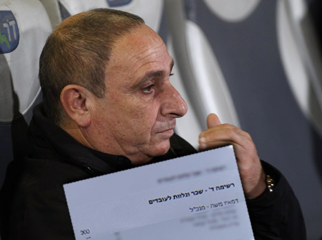 בתמונה: דמאיו ושטר המשכורת השנתי שלו, באלפי שקלים