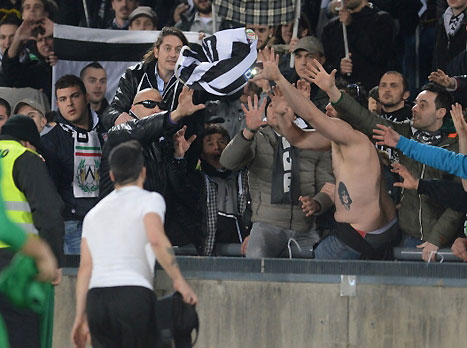 וזרק את החולצה לאוהדים. זה בסדר, לאודינזה דווקא יש כסף (gettyimages)