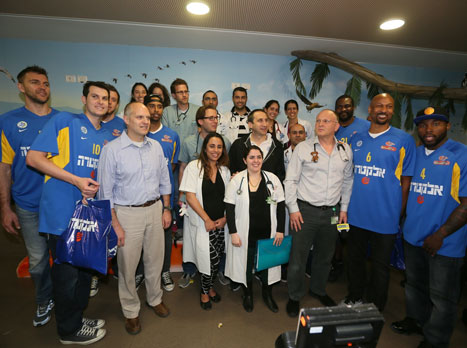 שחקני מכבי בבית חולים (צילום: מכבי ת"א)