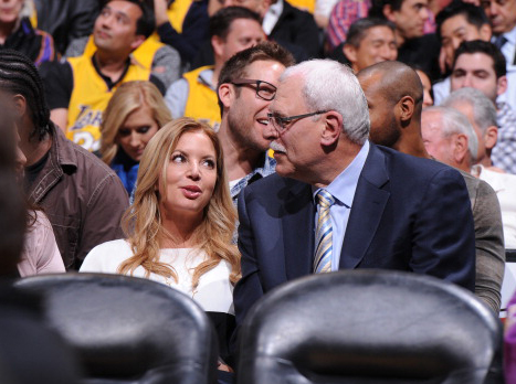 ג'ני באס וג'קסון צמודים וב-NBA מודאגים (gettyimages)